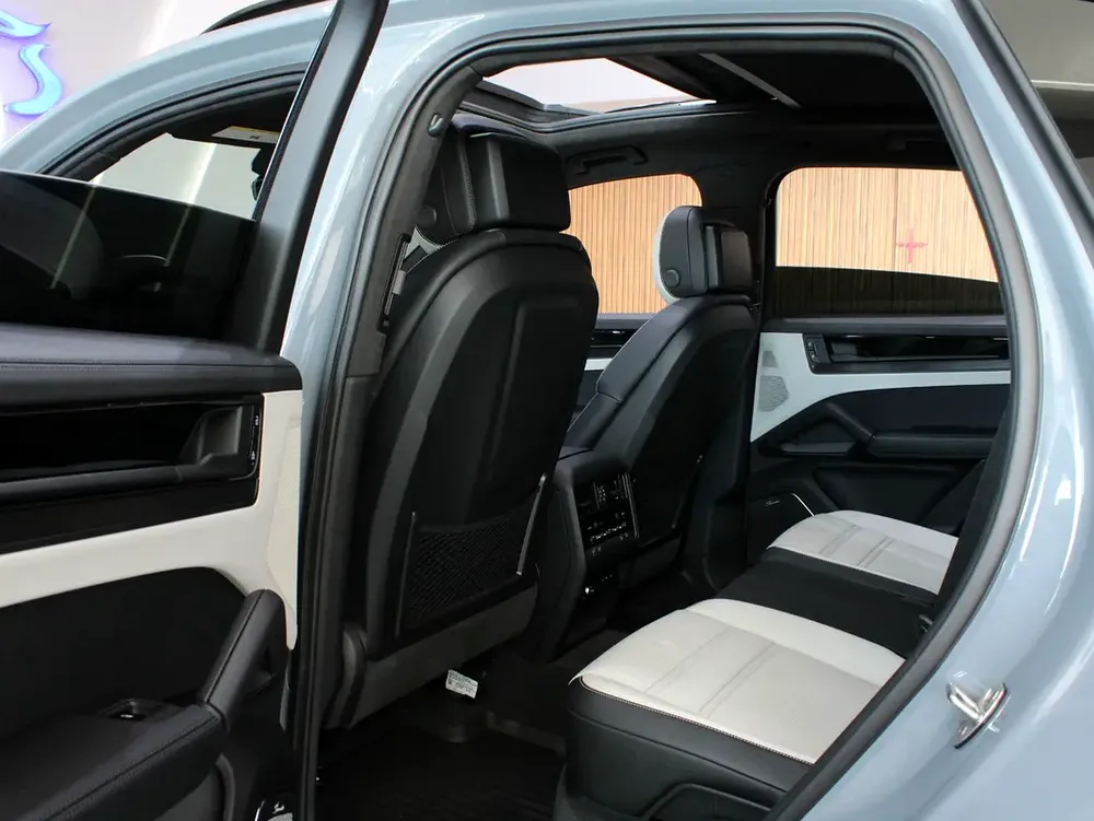 2025 - Porsche Cayenne GTS with warranty for 488,000.00 AED - Image 14