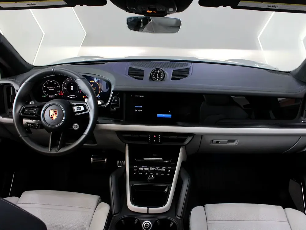 2025 - Porsche Cayenne GTS with warranty for 488,000.00 AED - Image 15