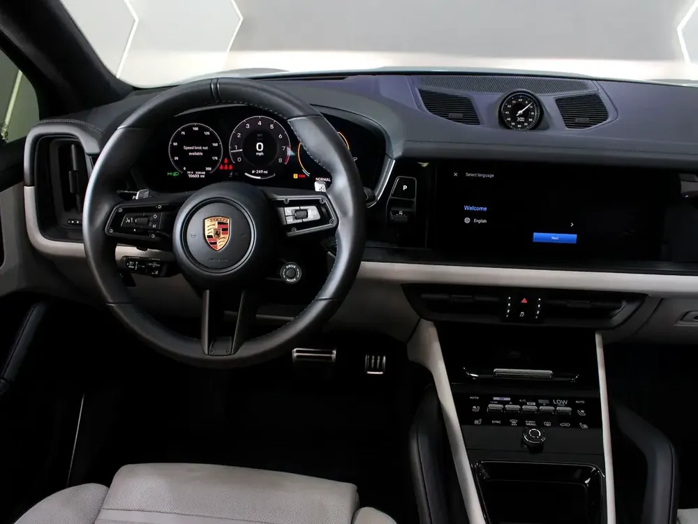 2025 - Porsche Cayenne GTS with warranty for 488,000.00 AED - Image 16