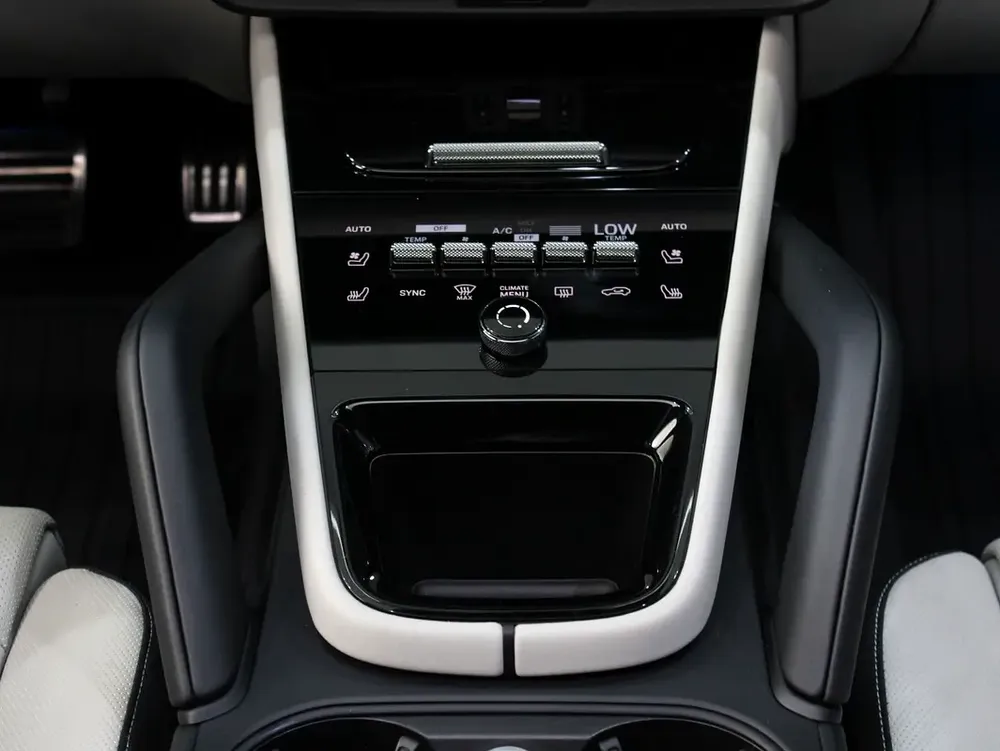 2025 - Porsche Cayenne GTS with warranty for 488,000.00 AED - Image 19