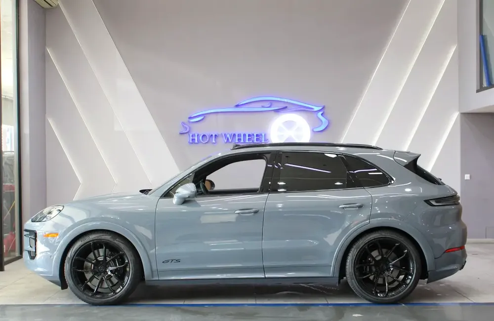 2025 - Porsche Cayenne GTS with warranty for 488,000.00 AED - Image 7