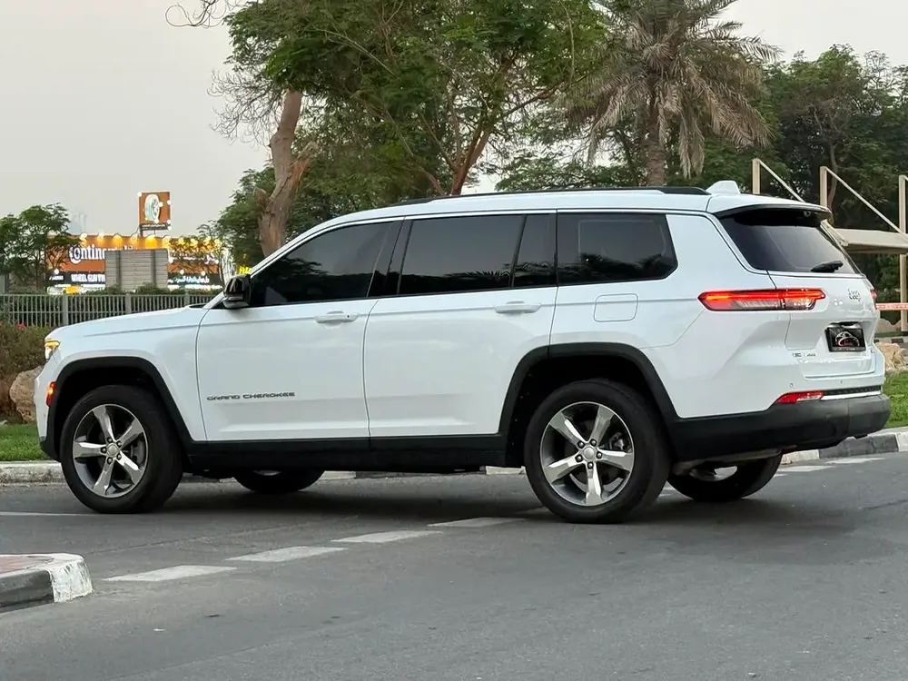 JEEP GRAND CHEROKEE LIMITED 2022 GCC FULL OPTIONS IN PERFECT CONDITIONS - Image 4