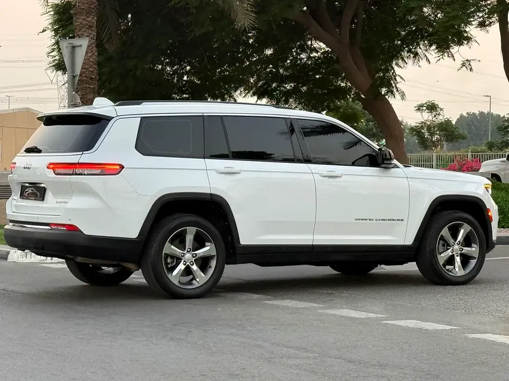 JEEP GRAND CHEROKEE LIMITED 2022 GCC FULL OPTIONS IN PERFECT CONDITIONS - Image 5