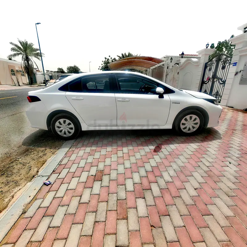 2024 Toyota Corolla XLI Hybrid GCC with full service history - Image 4