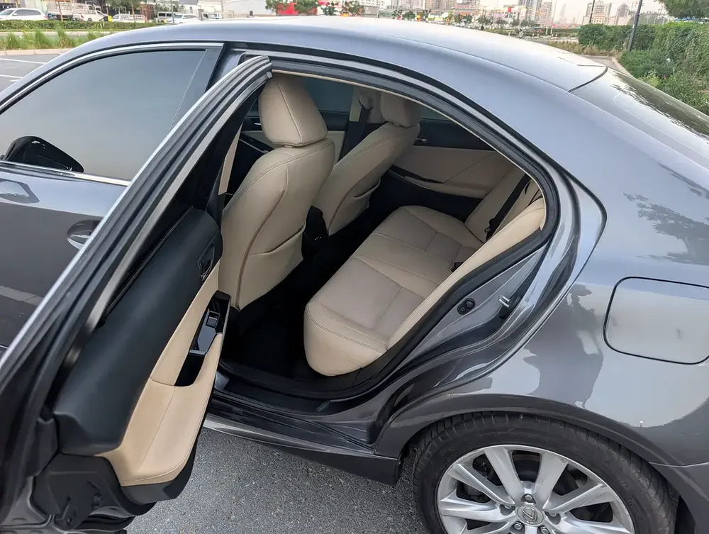 2016 Lexus IS 200t - GCC Specs - Excellent Condition - Image 10