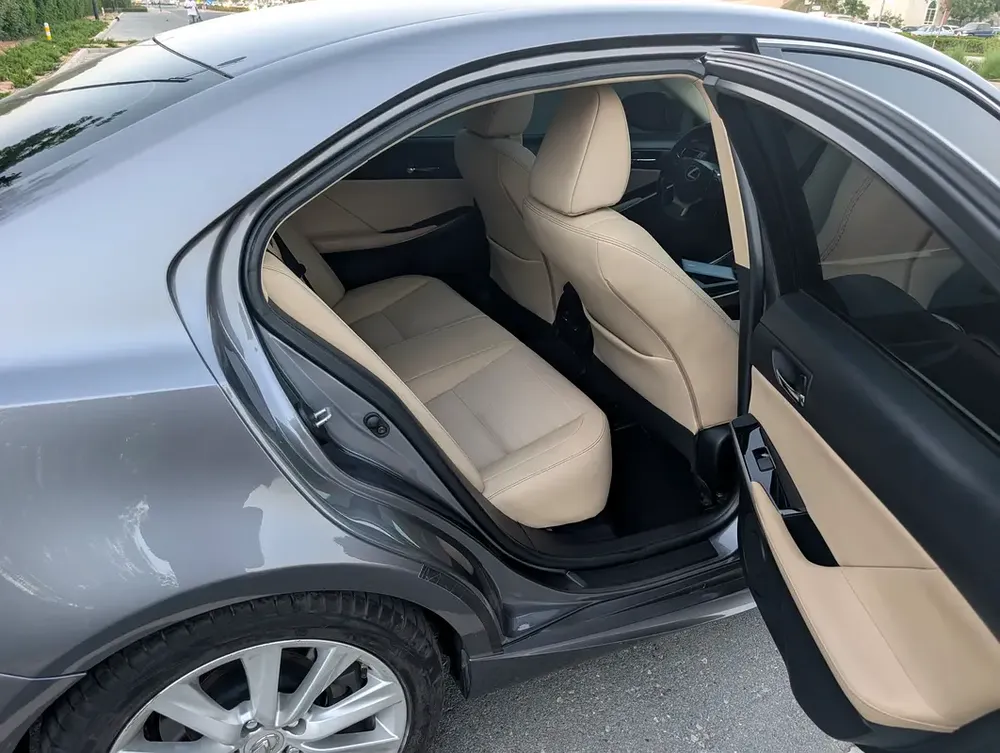 2016 Lexus IS 200t - GCC Specs - Excellent Condition - Image 12