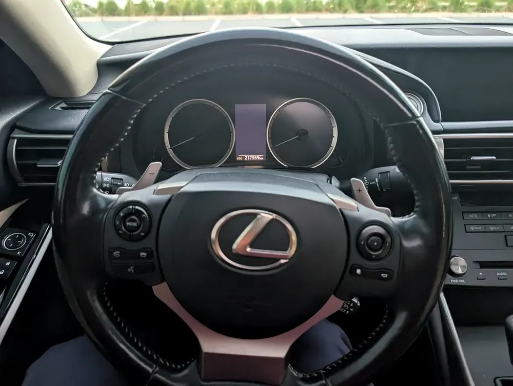 2016 Lexus IS 200t - GCC Specs - Excellent Condition - Image 13