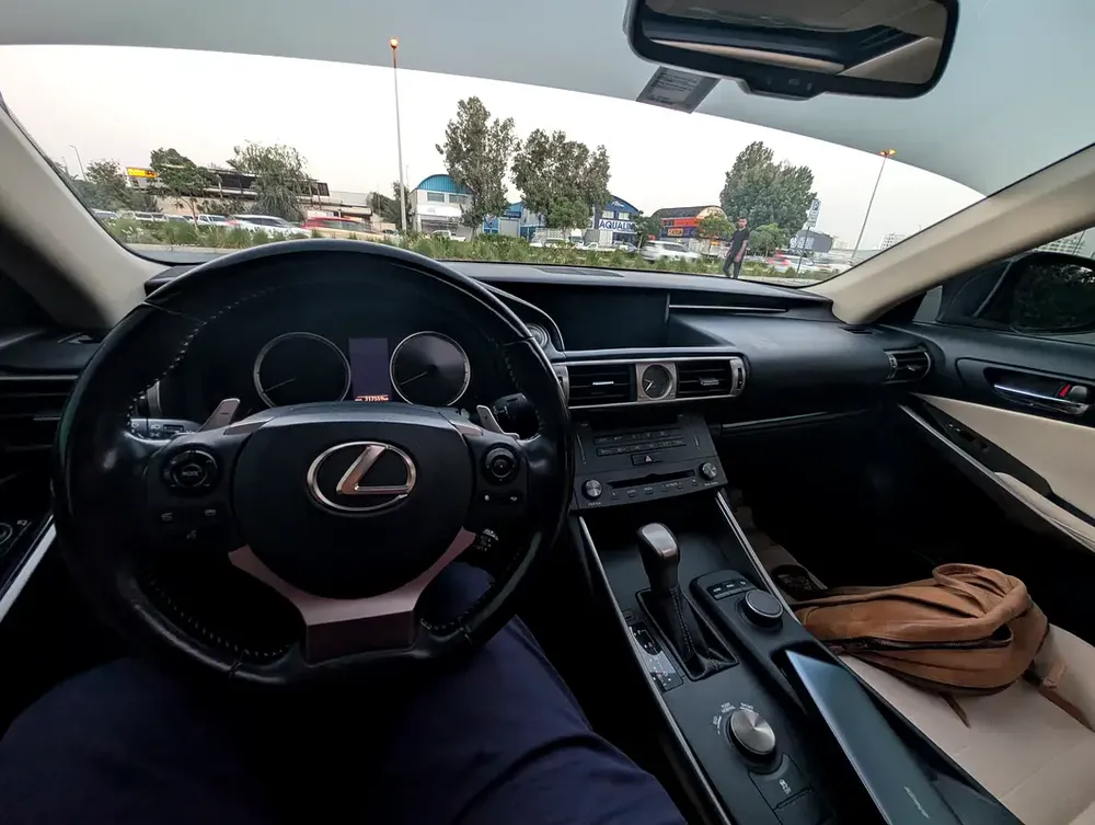 2016 Lexus IS 200t - GCC Specs - Excellent Condition - Image 14