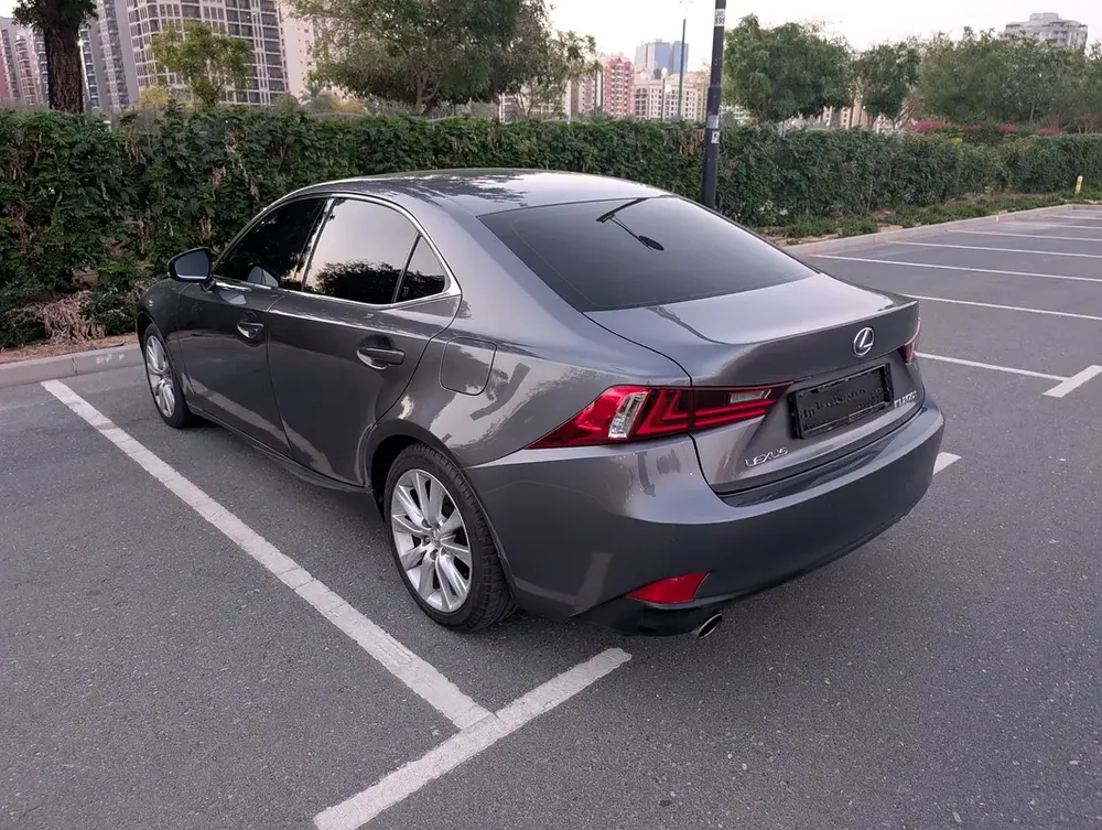 2016 Lexus IS 200t - GCC Specs - Excellent Condition - Image 5