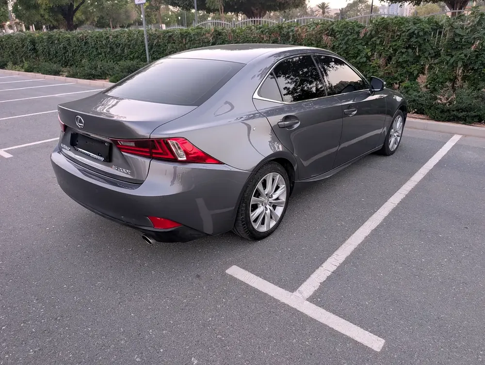 2016 Lexus IS 200t - GCC Specs - Excellent Condition - Image 6