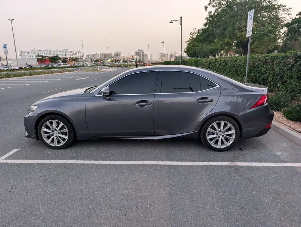 2016 Lexus IS 200t - GCC Specs - Excellent Condition - Image 7