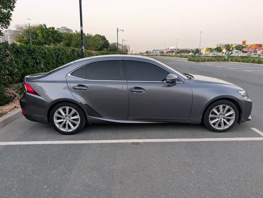 2016 Lexus IS 200t - GCC Specs - Excellent Condition - Image 8