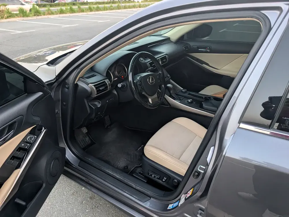 2016 Lexus IS 200t - GCC Specs - Excellent Condition - Image 9