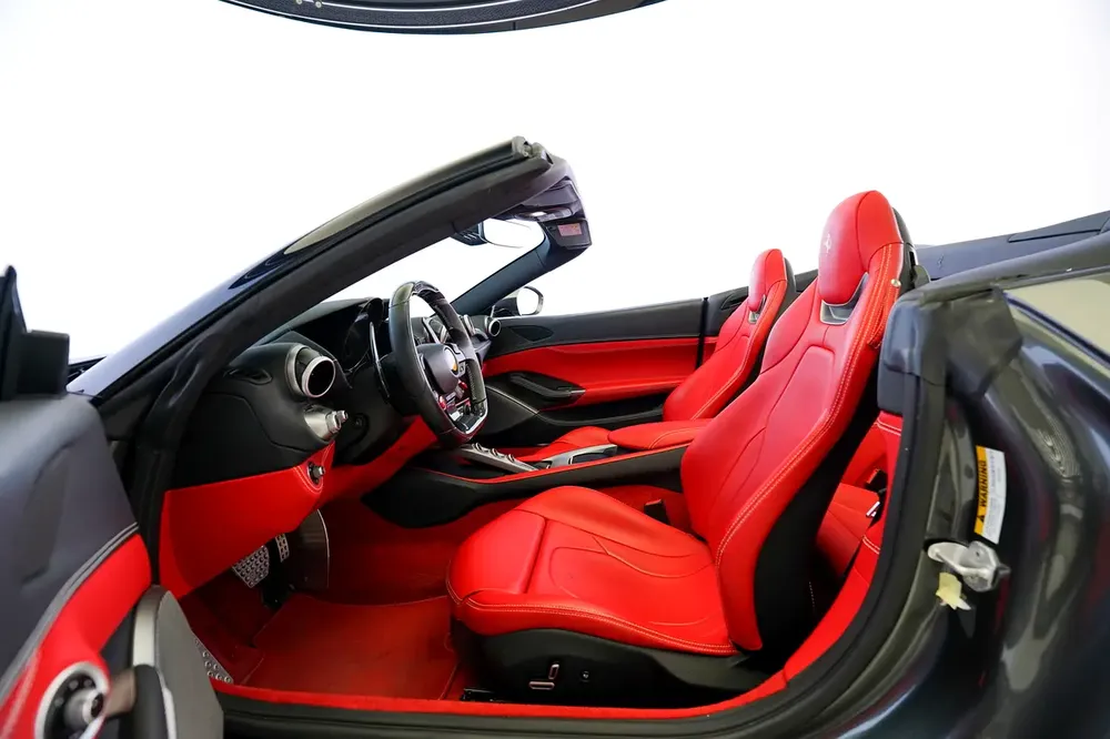 PORTOFINO | SERVICE UNTIL JAN 2026 | CARBON INTERIOR - Image 8