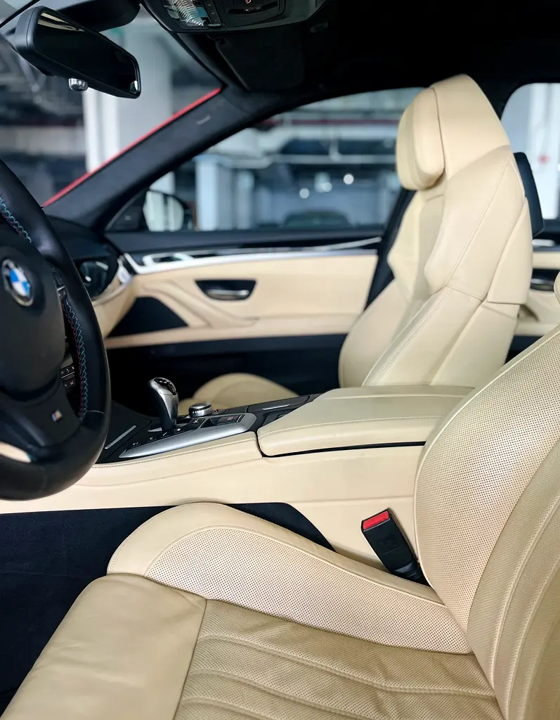 BMW M5 F10 | 2013 | GCC | Tuned | Carbon Kit | Excellent Condition - Image 14