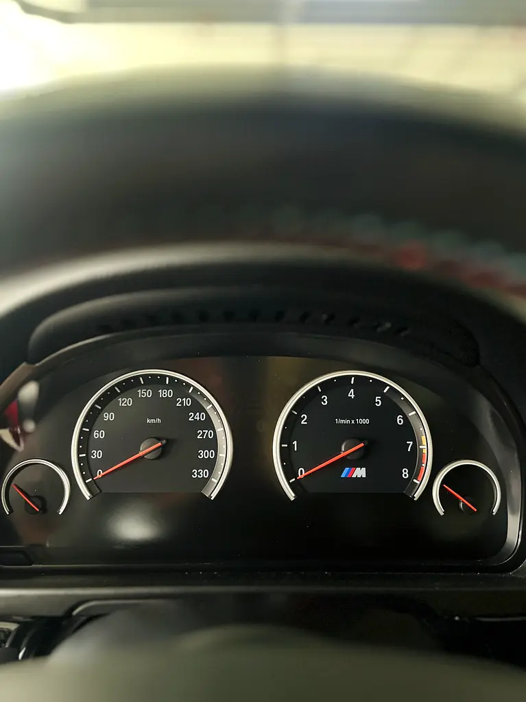 BMW M5 F10 | 2013 | GCC | Tuned | Carbon Kit | Excellent Condition - Image 16