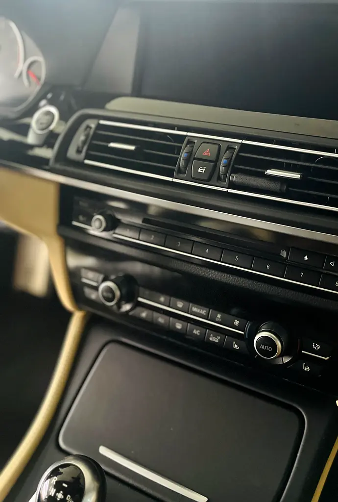 BMW M5 F10 | 2013 | GCC | Tuned | Carbon Kit | Excellent Condition - Image 18