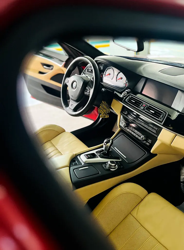 BMW M5 F10 | 2013 | GCC | Tuned | Carbon Kit | Excellent Condition - Image 19