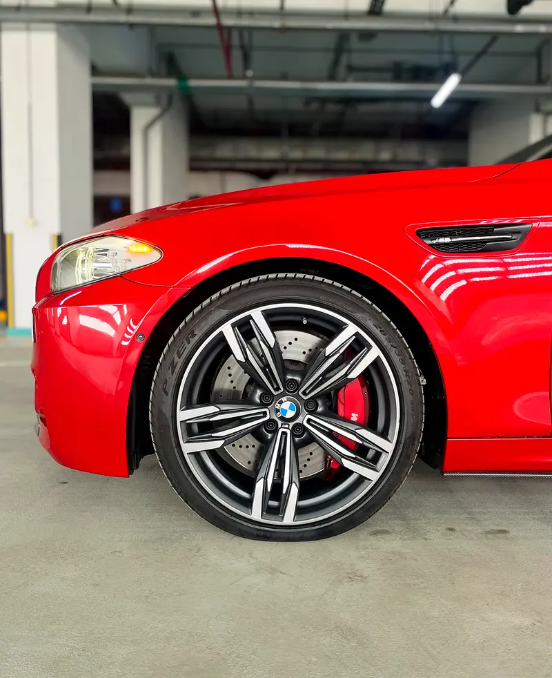 BMW M5 F10 | 2013 | GCC | Tuned | Carbon Kit | Excellent Condition - Image 6