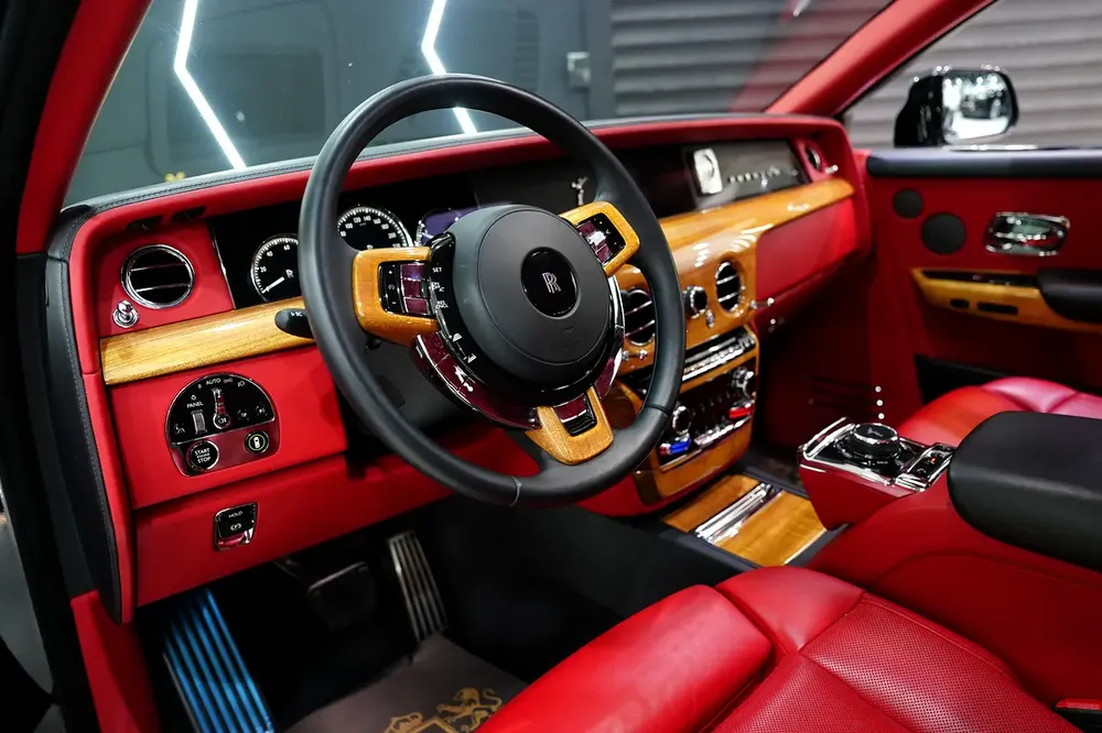 2018 Rolls-Royce Phantom VIII, Rear Entertainment, Starlight Headliner, Very Low KM, GCC Specs!! - Image 4
