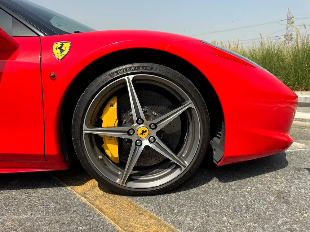 FERRARI 458 ITALIA*GCC*CLEAN HISTORY*FULL CARBON PACKAGE*NO ACCIDENT* - Image 9