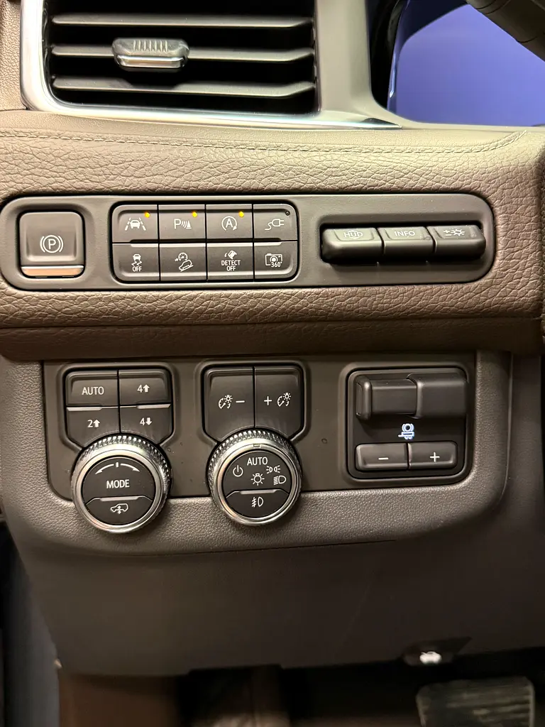 GMC YUKON DENALI 2022GCC UNDER WARRANTY - Image 8