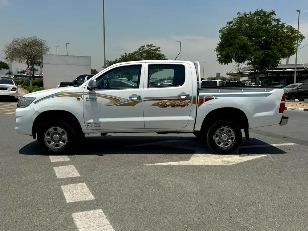 Toyota Hilux  Pickup, petrol ⛽️ (Double Cabin 4×4  GCC ) - Image 11