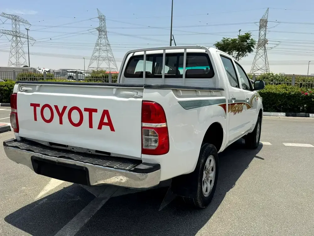 Toyota Hilux  Pickup, petrol ⛽️ (Double Cabin 4×4  GCC ) - Image 12
