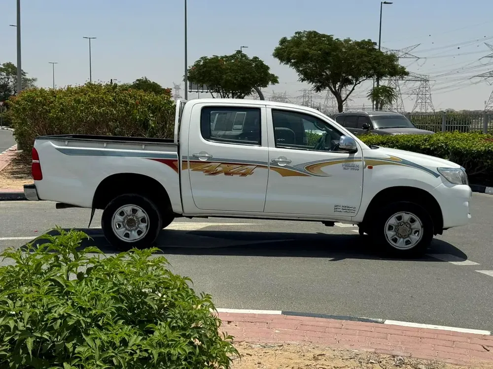 Toyota Hilux  Pickup, petrol ⛽️ (Double Cabin 4×4  GCC ) - Image 4