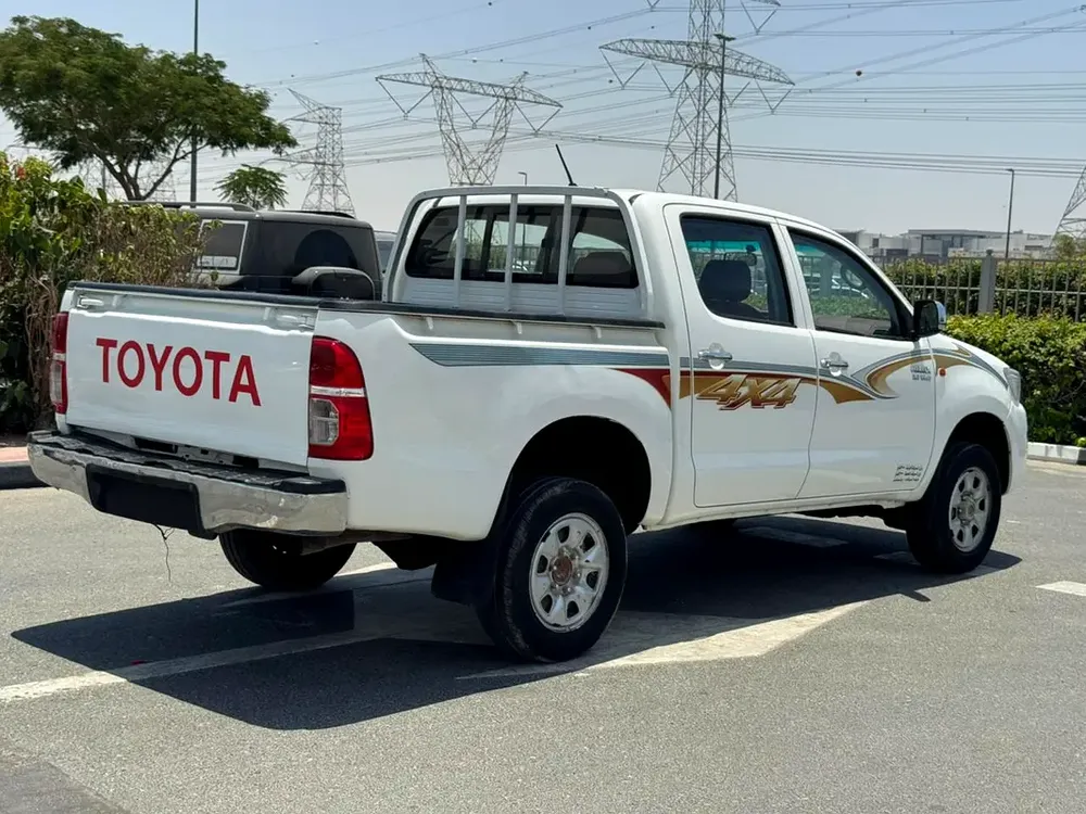 Toyota Hilux  Pickup, petrol ⛽️ (Double Cabin 4×4  GCC ) - Image 5