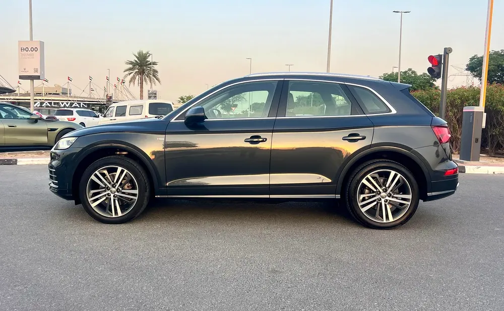 Audi Q5 45 TFSI quattro S line 2020 - GCC Specs - Excellent Condition - Image 5