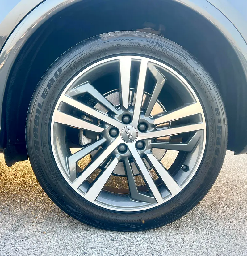 Audi Q5 45 TFSI quattro S line 2020 - GCC Specs - Excellent Condition - Image 9