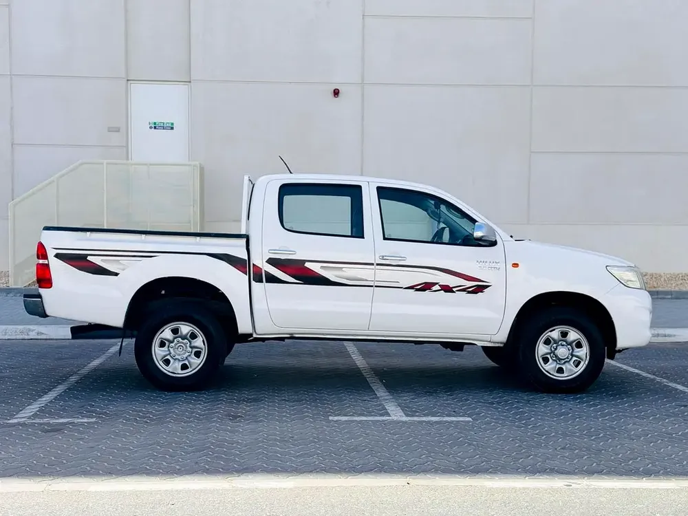 Toyota Hilux // Gcc space // 4 WD Drive // Model 2013 // Good conditions - Image 8