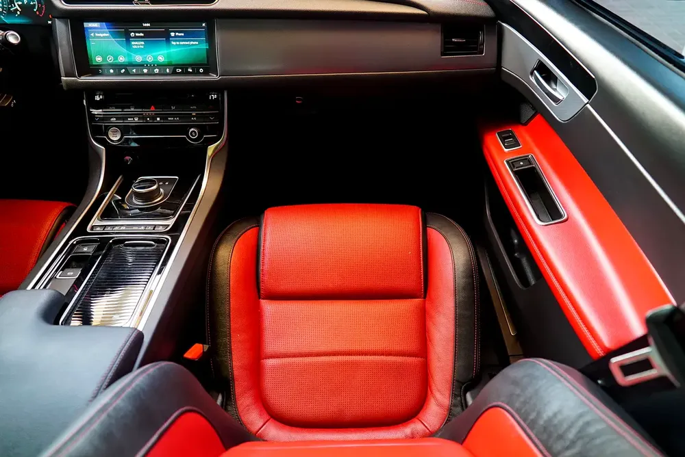 Jaguar XF R-Sport 2020 GCC | Warranty | Flexible D.P. - Image 17