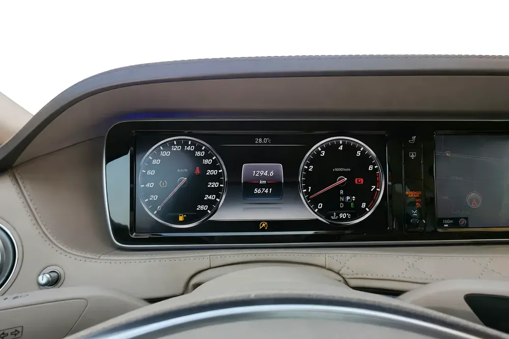 Mercedes S600 Maybach V12 l GCC l Full Gargash History l Flagship Luxury - Image 14