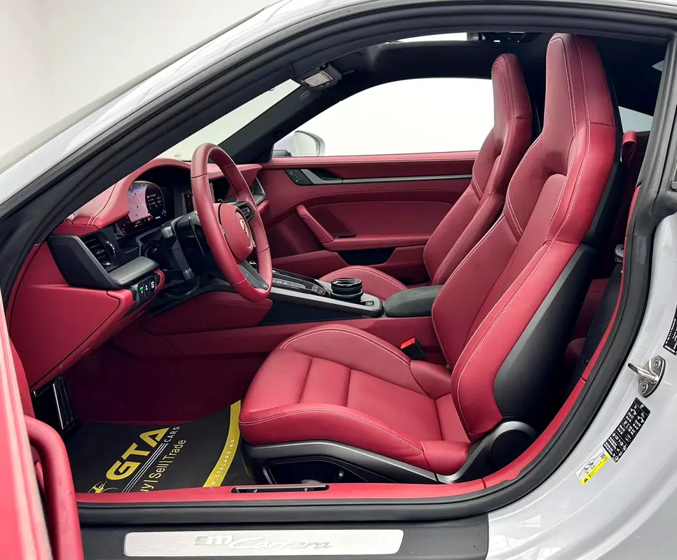 2025 Porsche 911 Carrera, May/2027 Porsche Warranty, aero kit Excellent Condition, GCC - Image 12