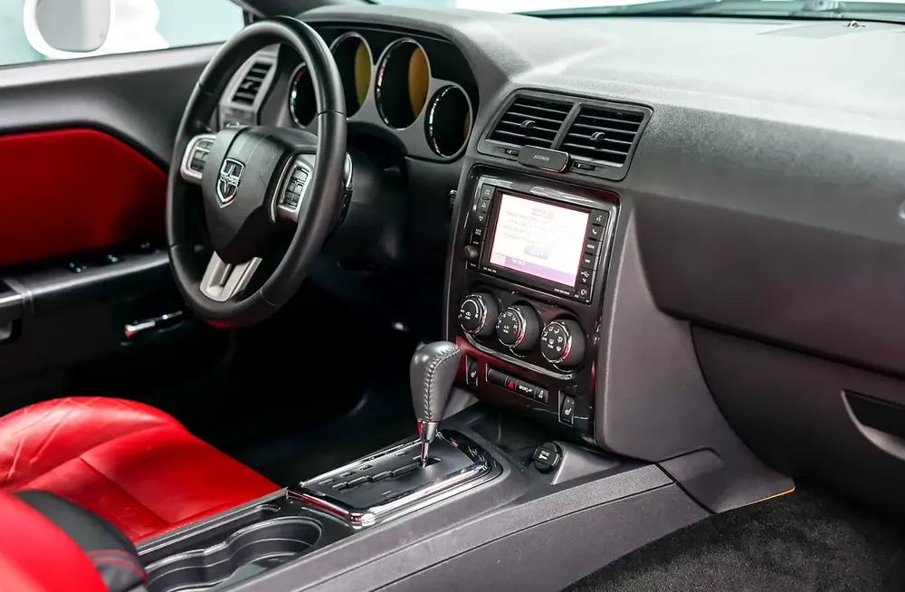 Low Kms Dodge Challenger Rallye 2014 GCC Specs | Accidents Free | Agency Maintained - Image 12