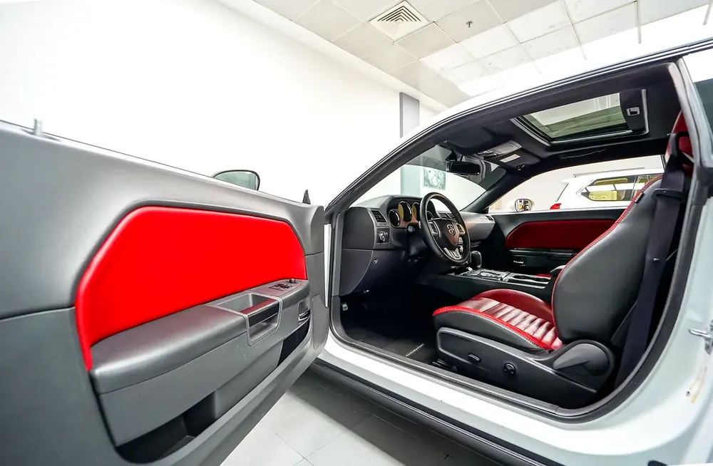 Low Kms Dodge Challenger Rallye 2014 GCC Specs | Accidents Free | Agency Maintained - Image 9