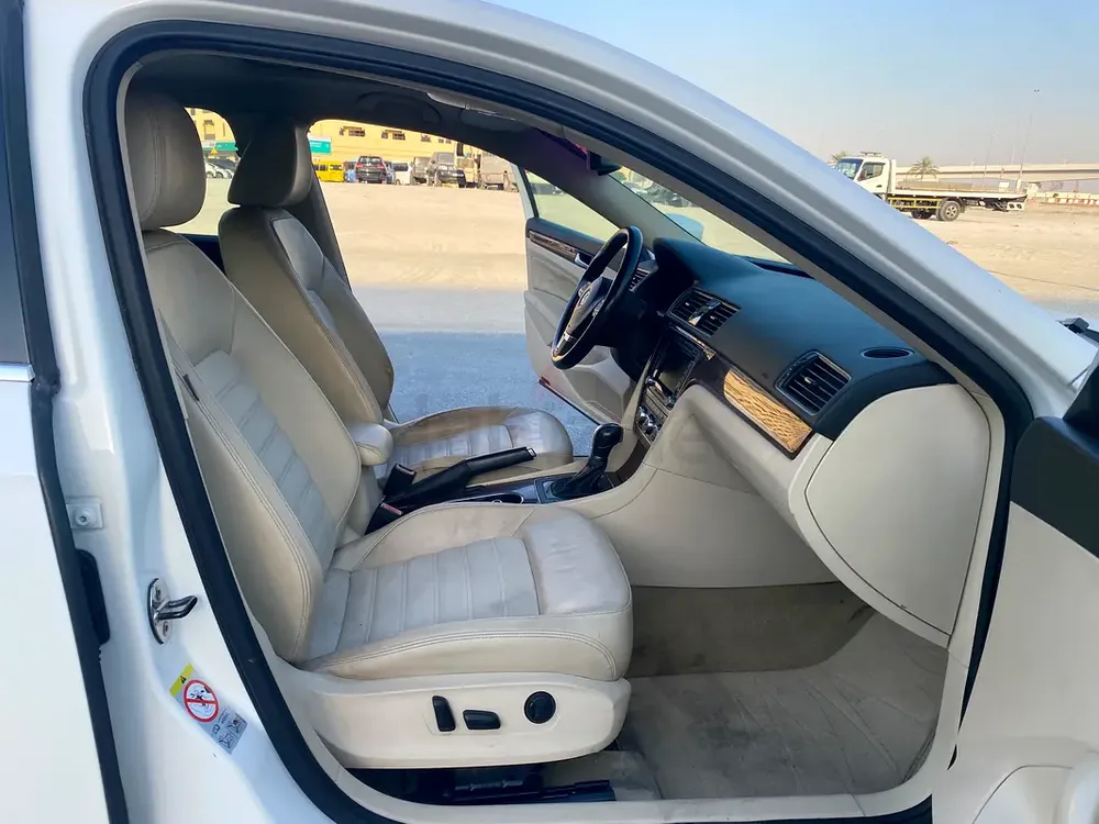 VOLKSWAGEN PASSAT 2014 GCC SPECS VERY GOOD CONDITION CAR SALE - Image 11