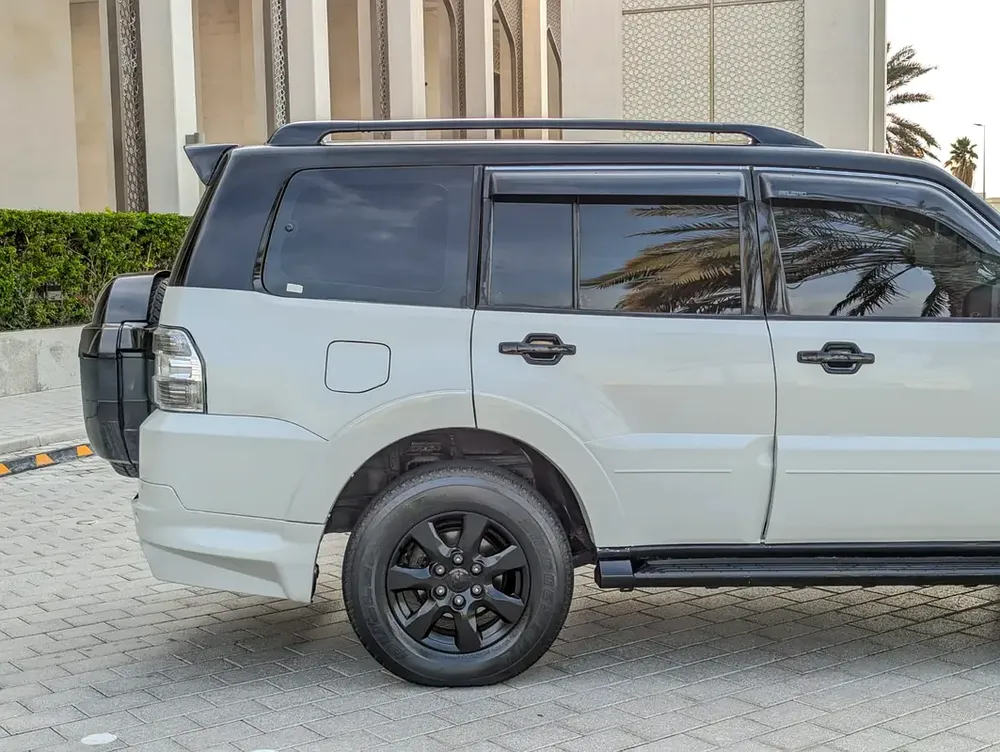 MITSUBISHI PAJERO 2016 MODIFIED SIGNATURE EDITION GLS MID V6 3.5L GCC IN EXCELLENT CONDITION - Image 12