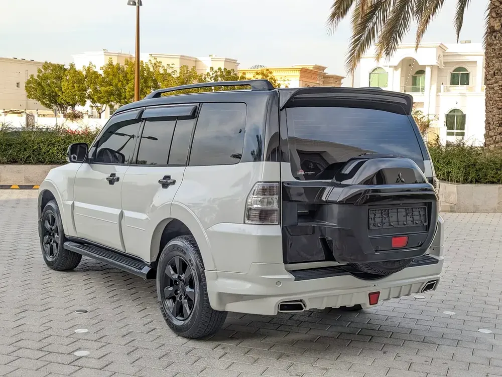 MITSUBISHI PAJERO 2016 MODIFIED SIGNATURE EDITION GLS MID V6 3.5L GCC IN EXCELLENT CONDITION - Image 14