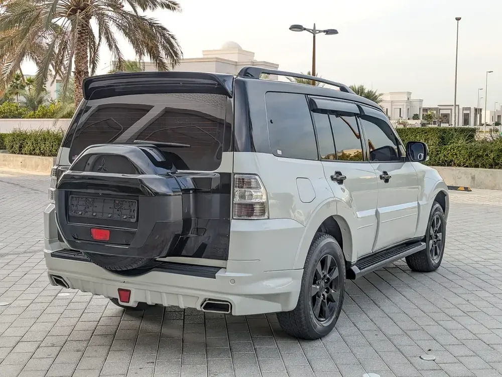 MITSUBISHI PAJERO 2016 MODIFIED SIGNATURE EDITION GLS MID V6 3.5L GCC IN EXCELLENT CONDITION - Image 15