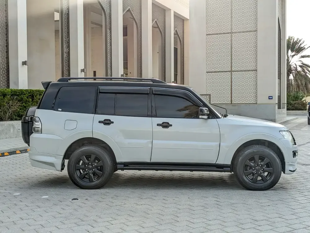 MITSUBISHI PAJERO 2016 MODIFIED SIGNATURE EDITION GLS MID V6 3.5L GCC IN EXCELLENT CONDITION - Image 16