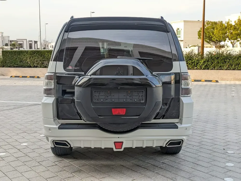 MITSUBISHI PAJERO 2016 MODIFIED SIGNATURE EDITION GLS MID V6 3.5L GCC IN EXCELLENT CONDITION - Image 18