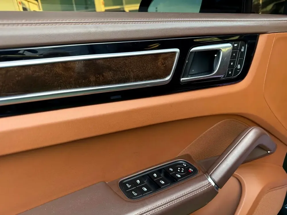 Porsche cayenne coupe model 2023 gcc original paint بورش كايان كوب ٢٠٢٣ خليجي صبغ وكالة - Image 12