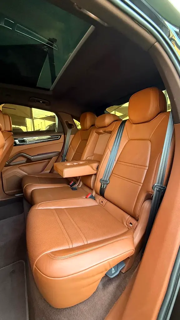 Porsche cayenne coupe model 2023 gcc original paint بورش كايان كوب ٢٠٢٣ خليجي صبغ وكالة - Image 13