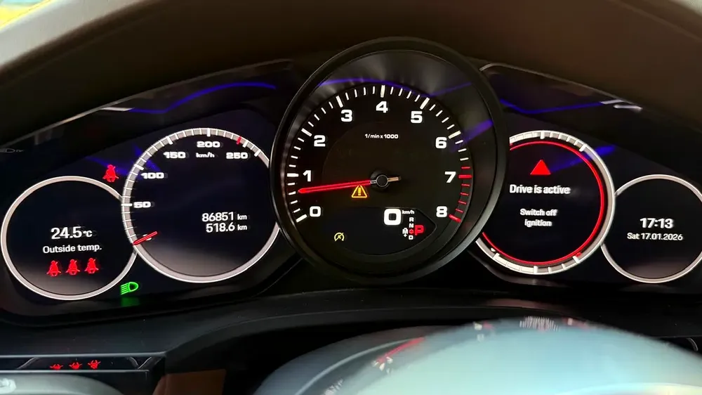 Porsche cayenne coupe model 2023 gcc original paint بورش كايان كوب ٢٠٢٣ خليجي صبغ وكالة - Image 18