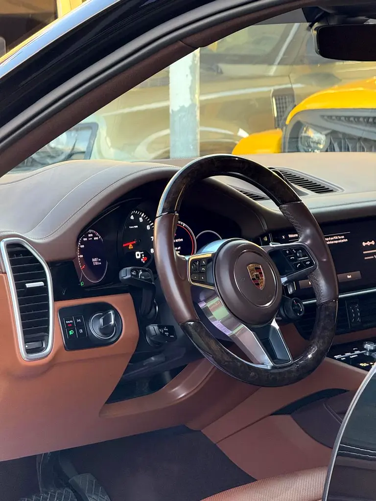 Porsche cayenne coupe model 2023 gcc original paint بورش كايان كوب ٢٠٢٣ خليجي صبغ وكالة - Image 8