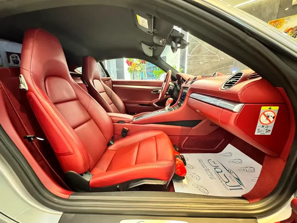 ELITE PORSCHE CAYMAN 718 ||  HIGH OPTIONS || GCC || ACCIDENTS FREE || LOW MILEAGE || NEW CONDITION - Image 19