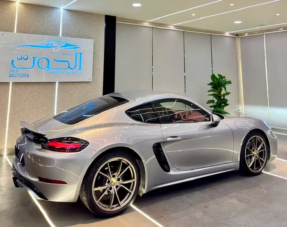 ELITE PORSCHE CAYMAN 718 ||  HIGH OPTIONS || GCC || ACCIDENTS FREE || LOW MILEAGE || NEW CONDITION - Image 8